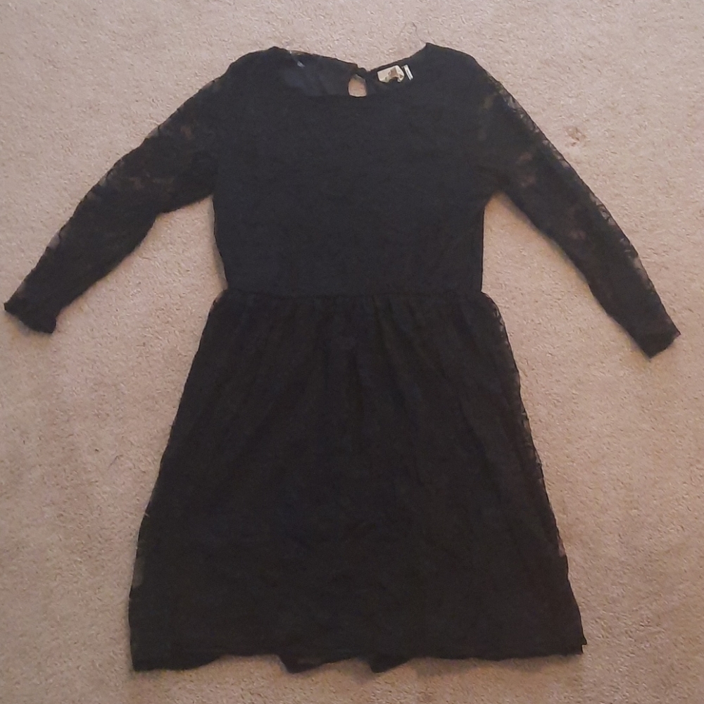Lace‎ dress